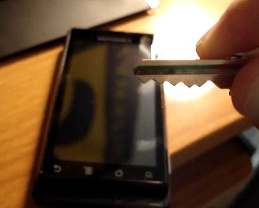 Motorola_Droid_scratch_test