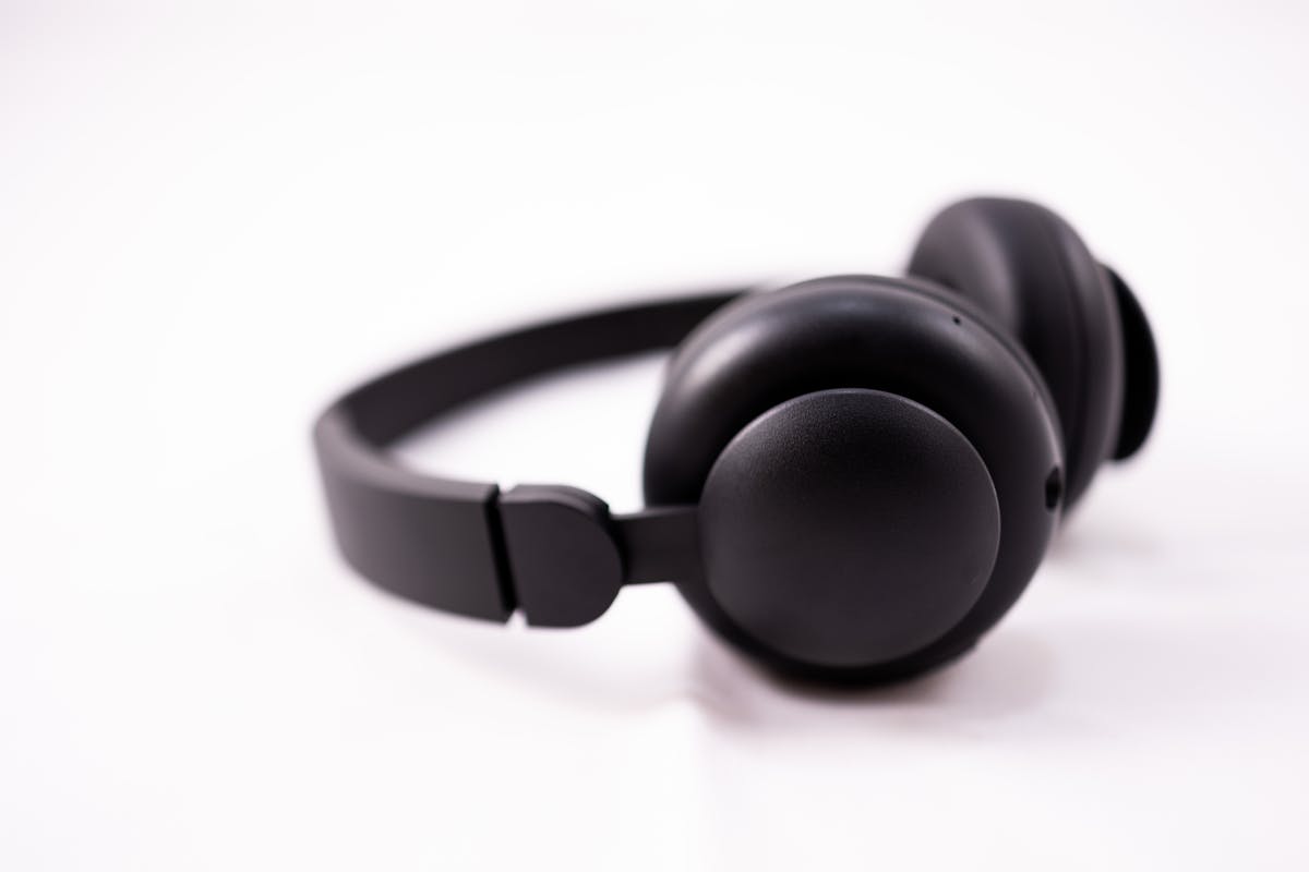 Over-ear noise-cancelling headphones product shot. Image: MTW