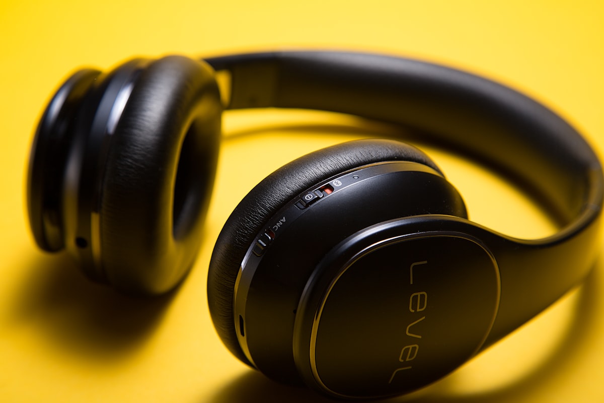Bose vs Sony noise-cancelling headphones comparison. Image: MTW