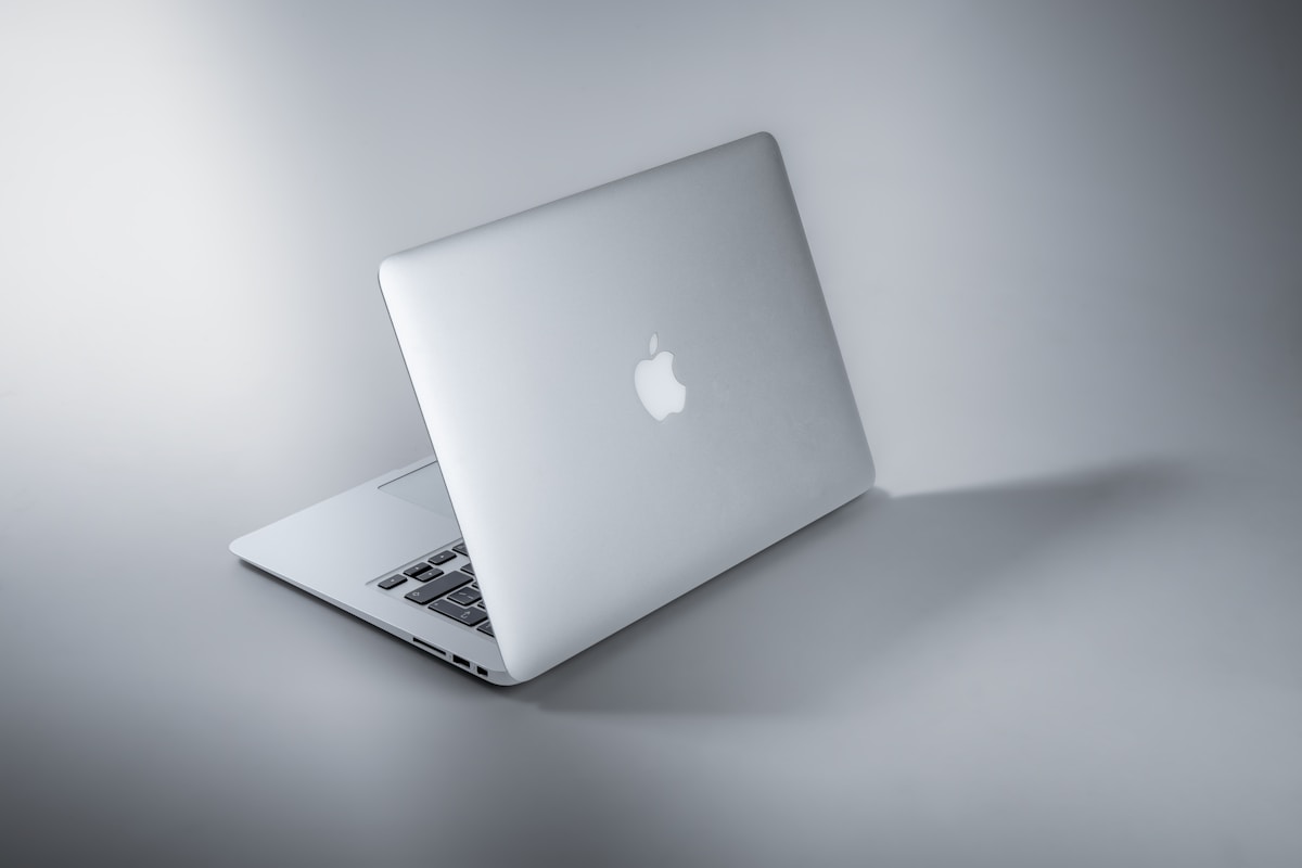 MacBook Air M4 vs Dell XPS 14: Premium Ultrabook Showdown
