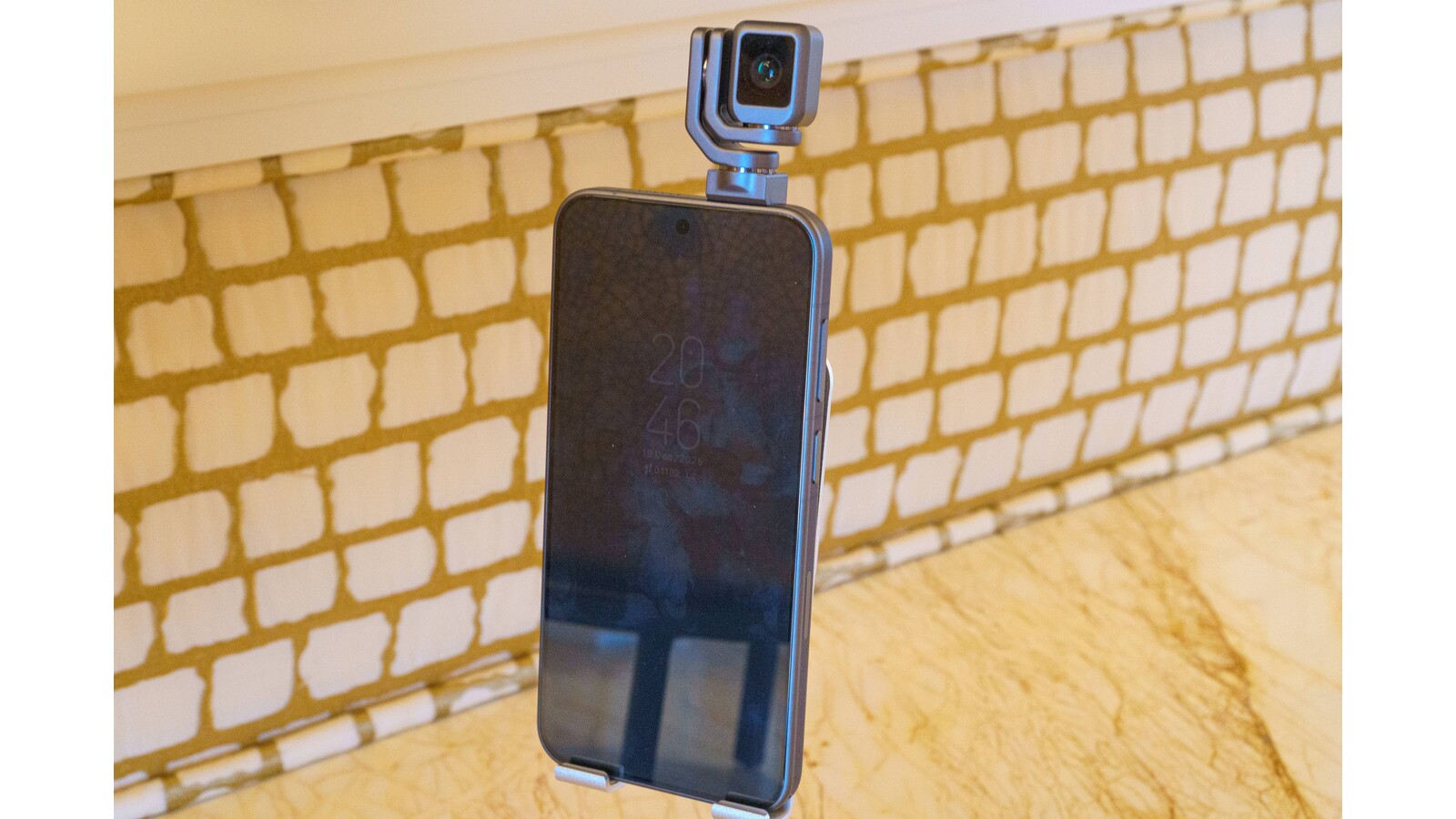Honor Robot Phone flip-out gimbal camera close-up