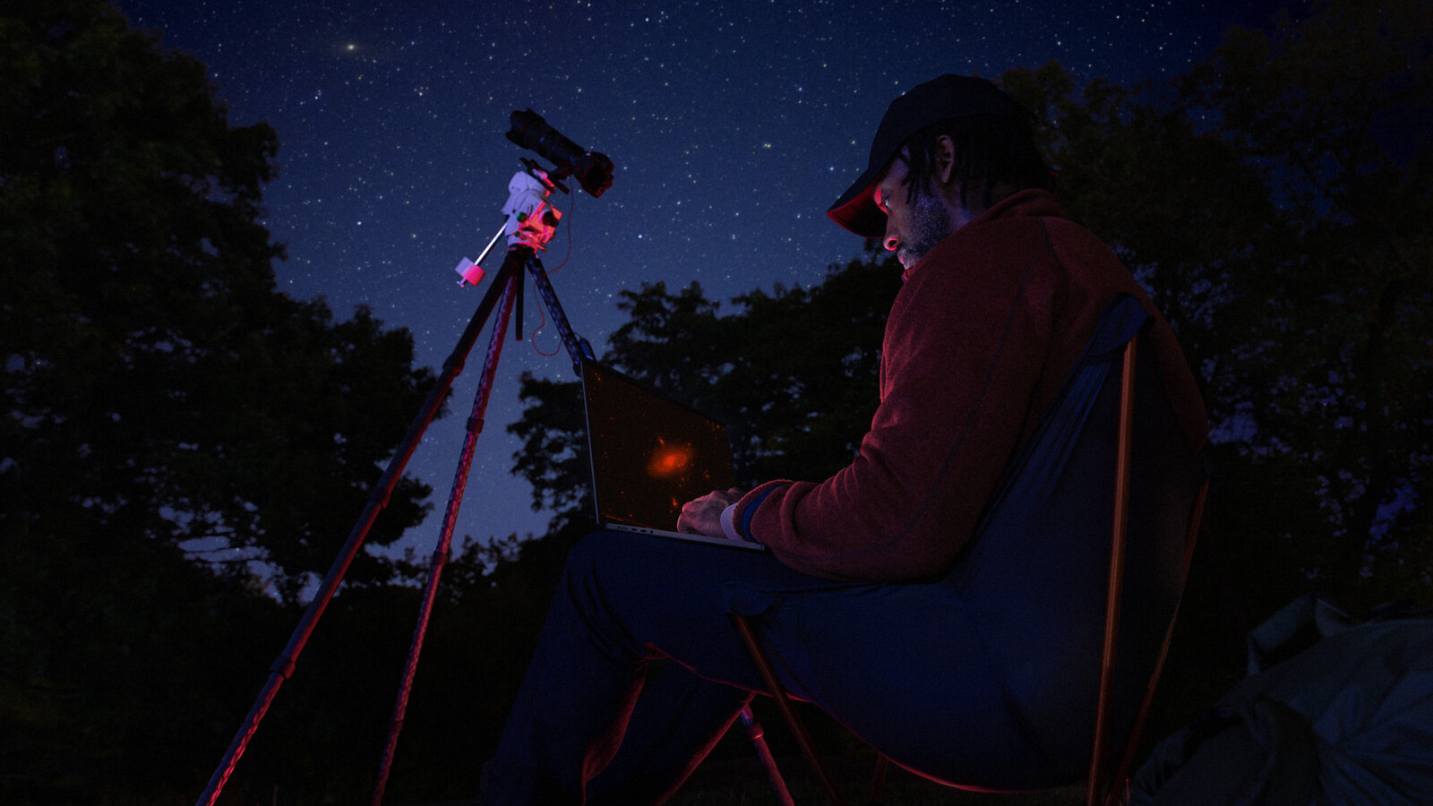 MacBook Air M5 vs Pro: the MacBook Pro M5 used outdoors at night