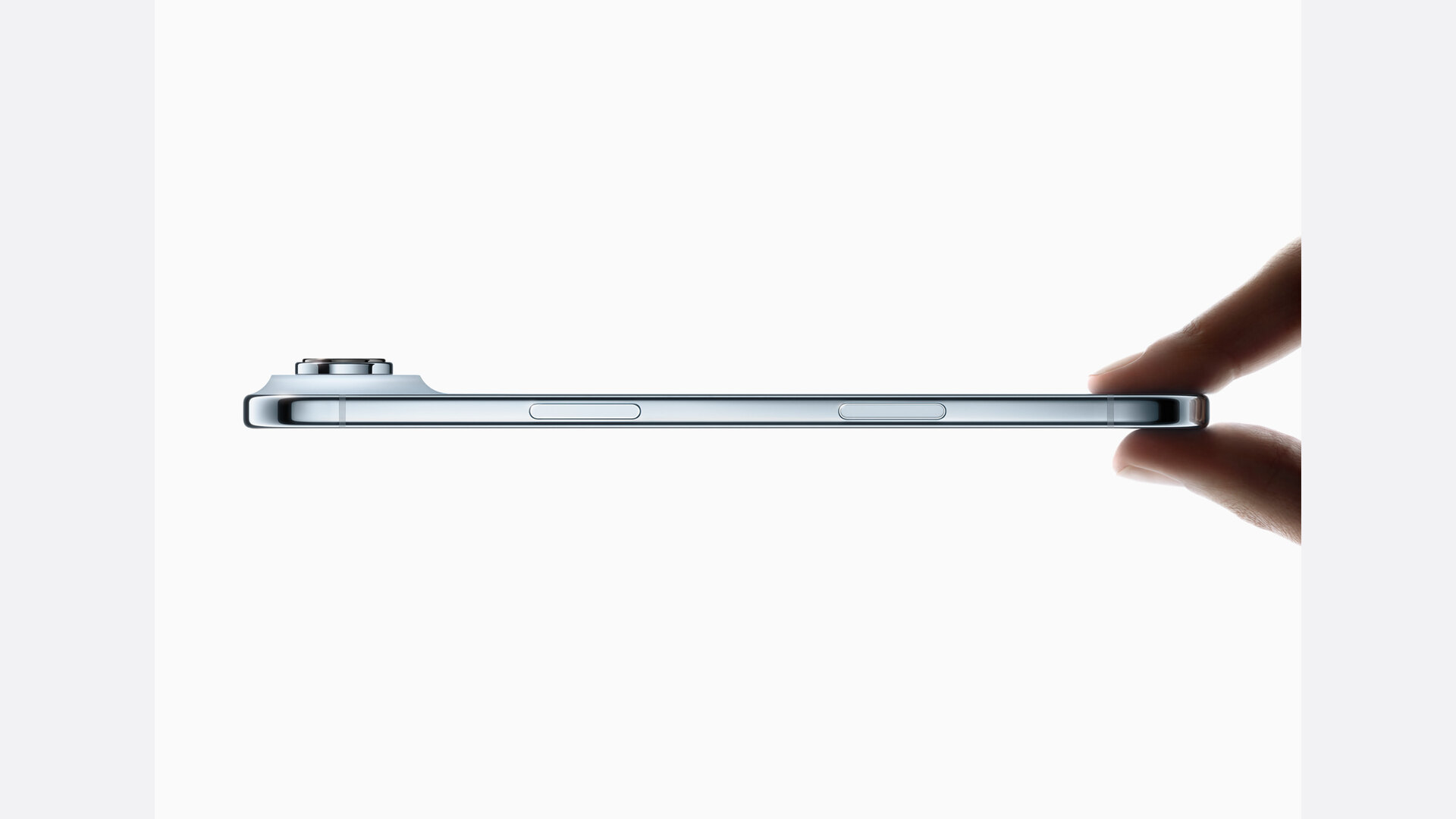 iPhone Air thin 5.6mm profile next to the heavier iPhone 17 Pro Max
