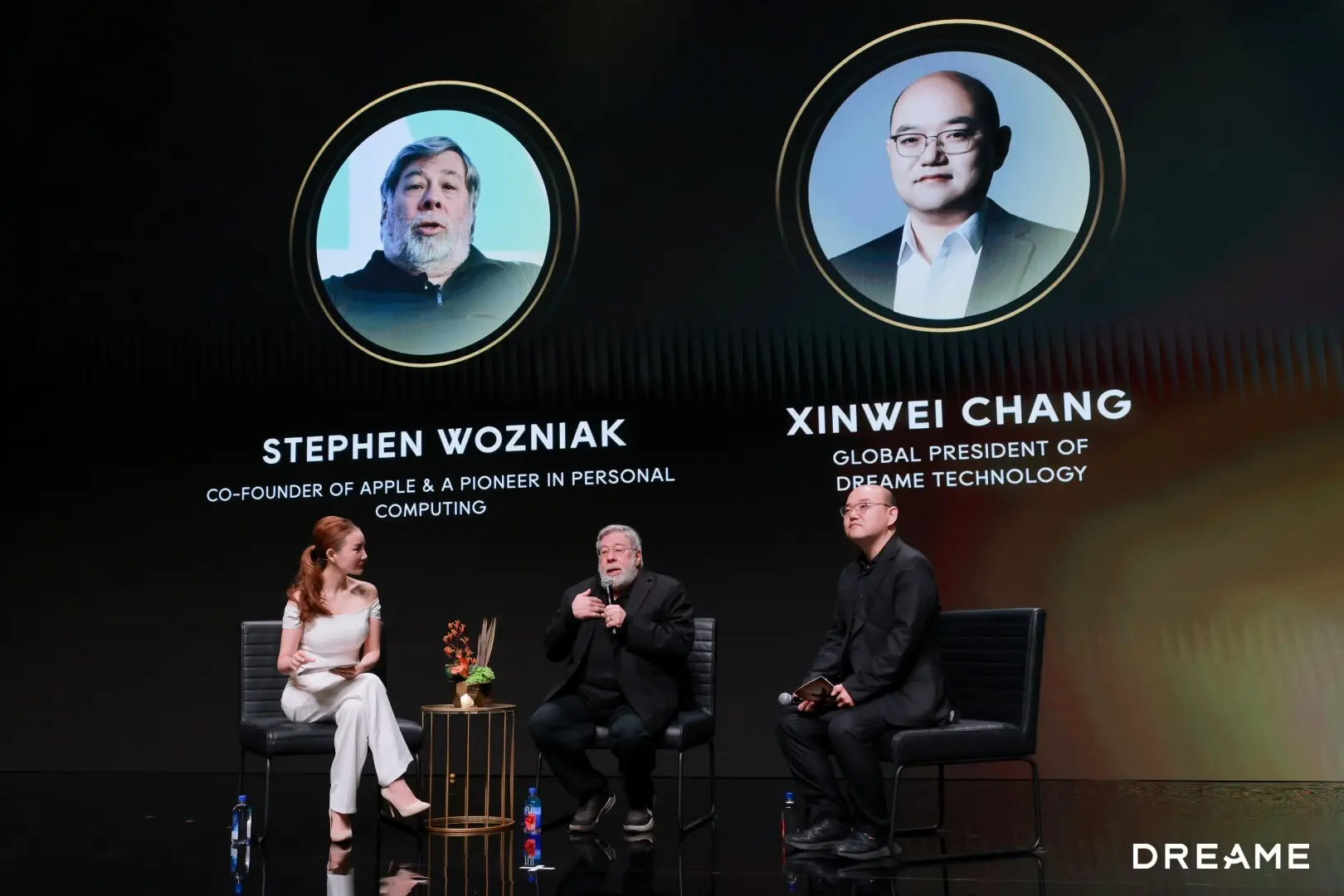 Steve Wozniak and Chang Xinwei on stage at Dreame Aurora DREAME NEXT smartphone session
