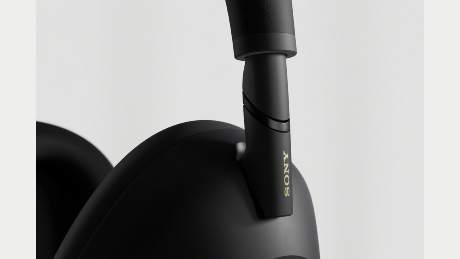 Sony WH-1000XM6 vs Bose: close-up of the Sony WH-1000XM6 folding hinge and yoke