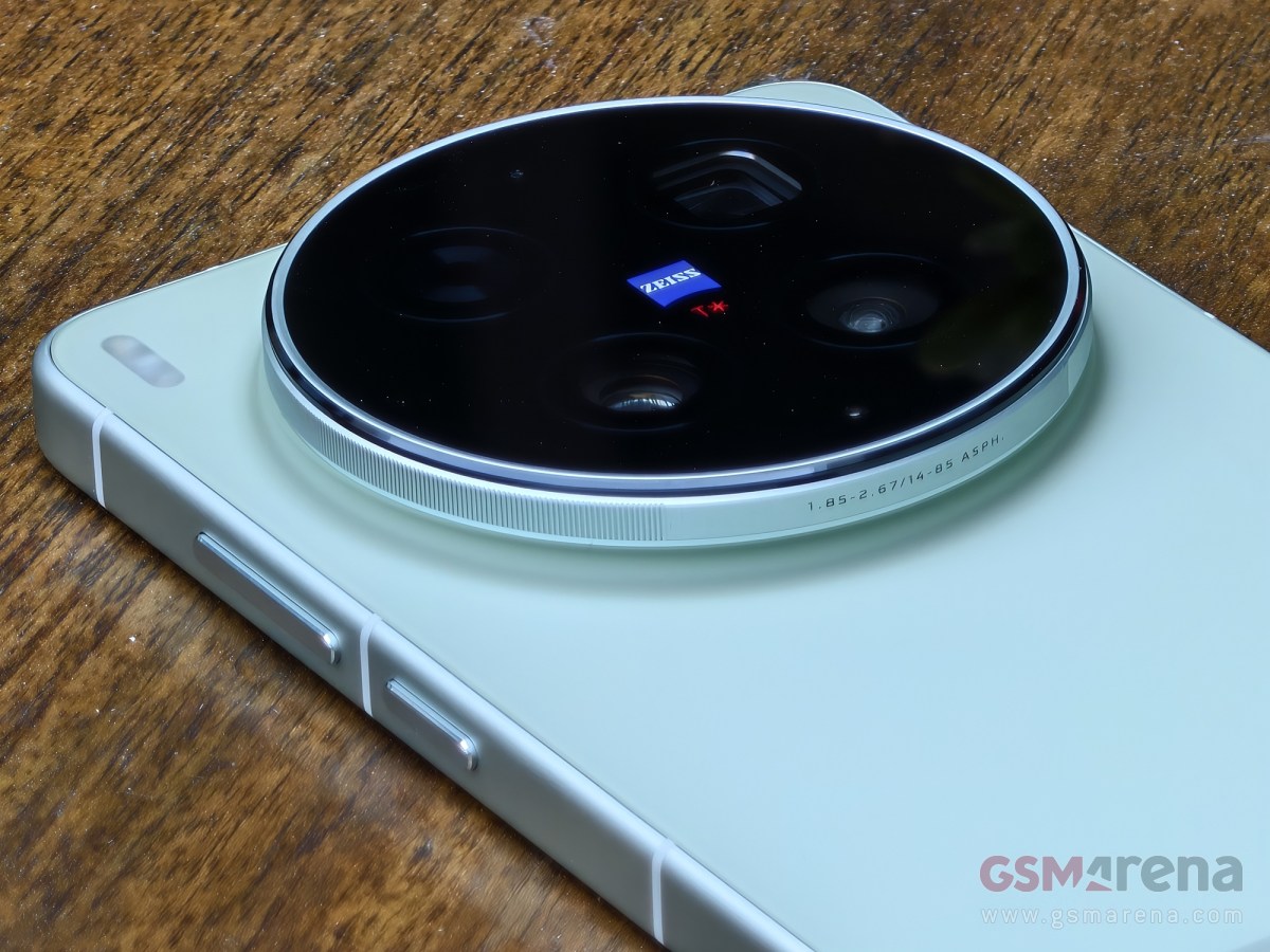 Vivo X300 Ultra showing Zeiss 400mm telephoto extender mounted on the imaging grip