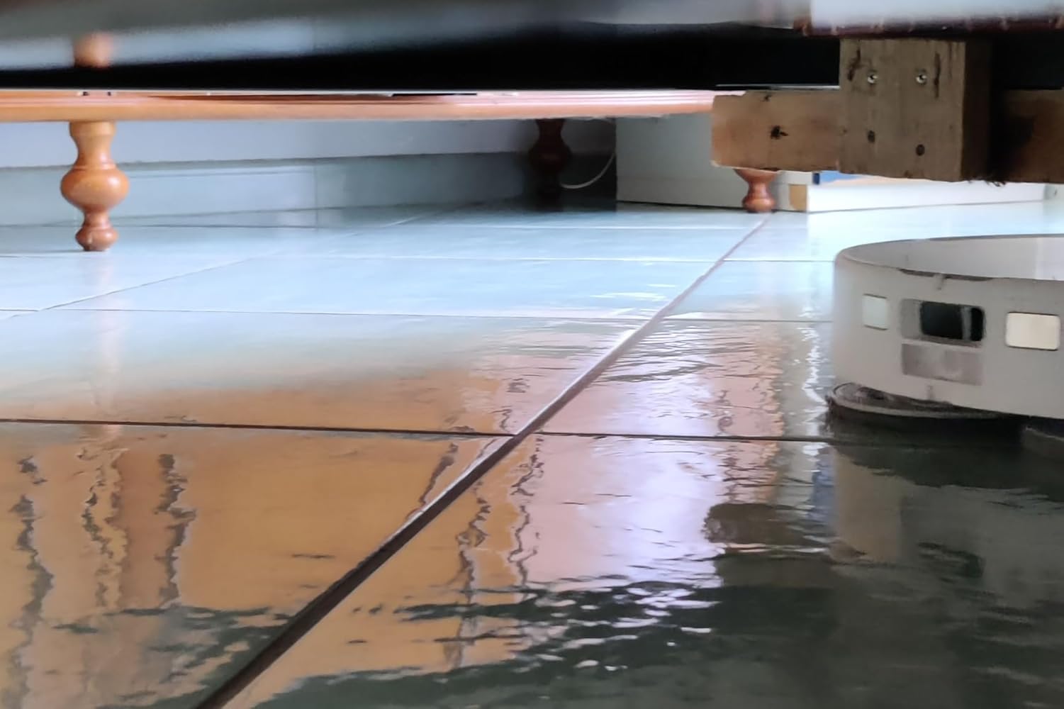 Roborock Qrevo Curv 2 Pro on carpet demonstrating its 25,000 Pa suction
