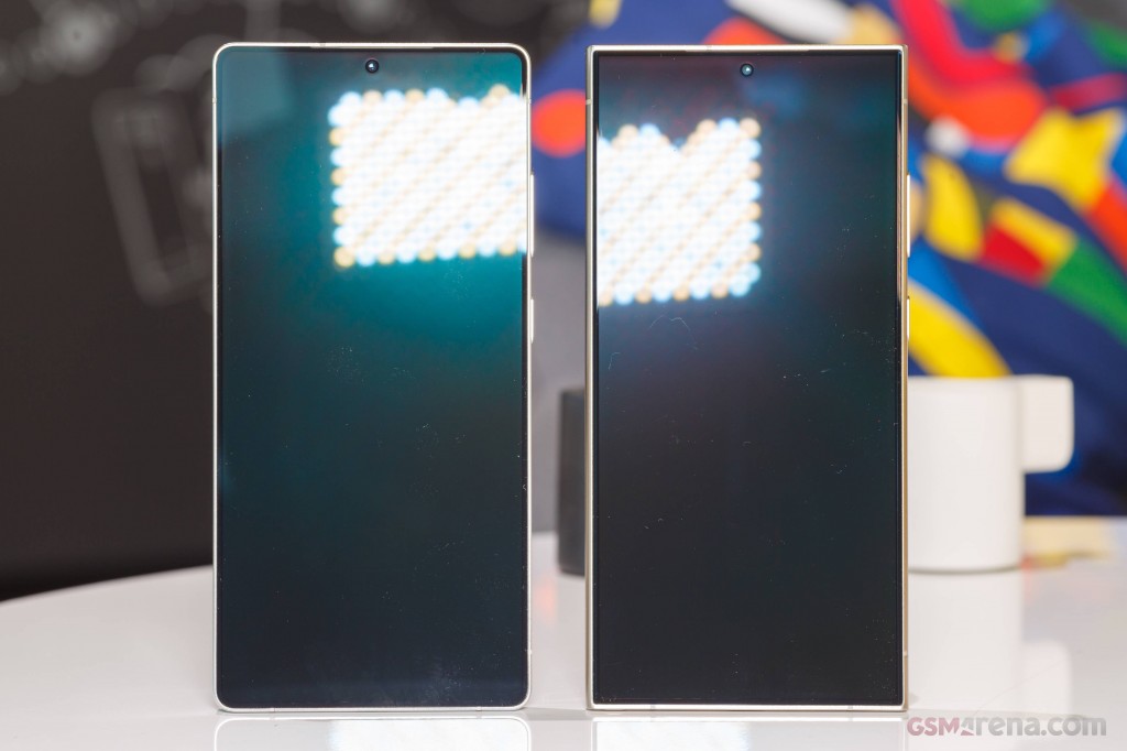 Samsung Galaxy S25 Ultra screens on, last year's Android flagship still on sale