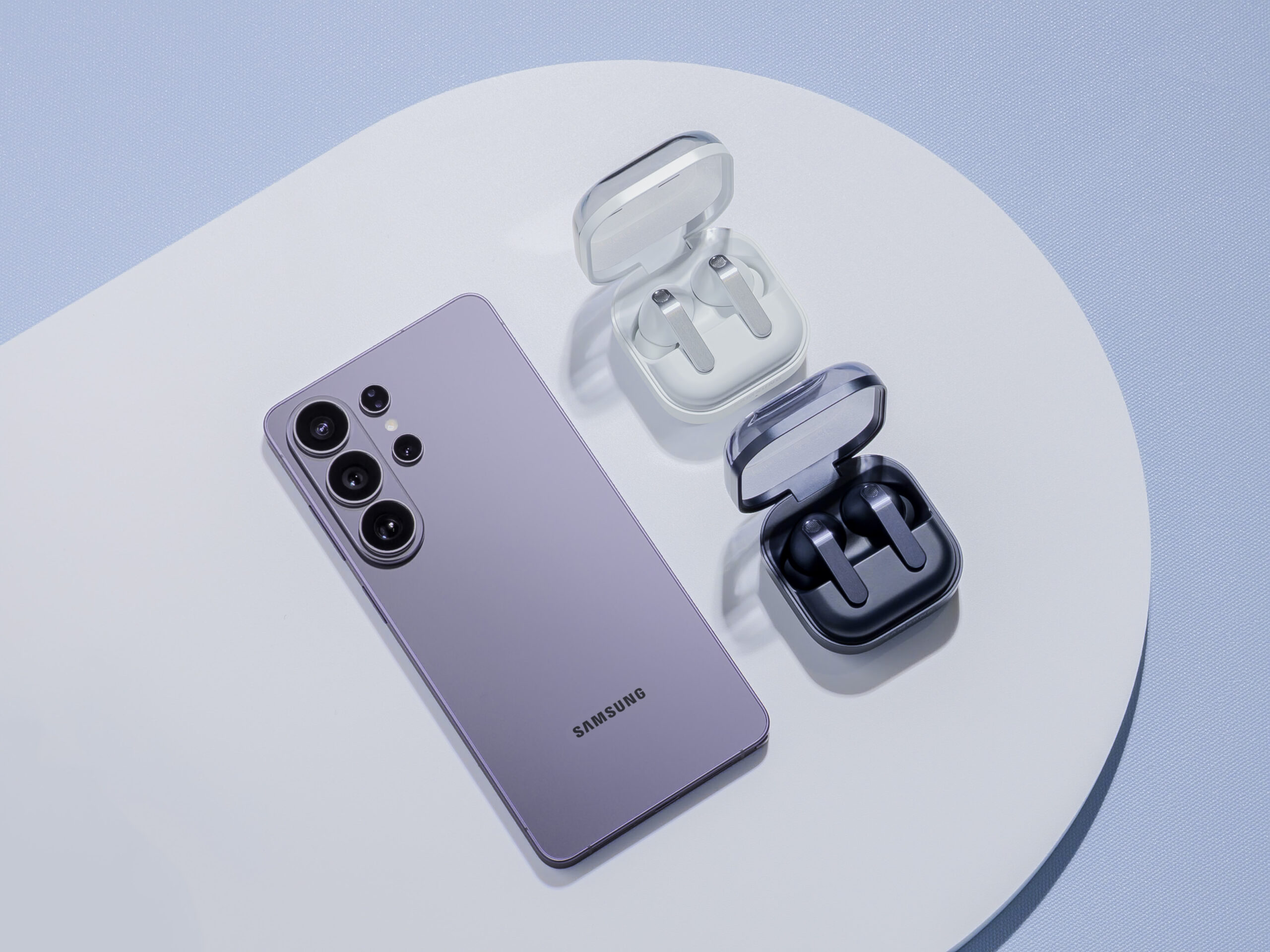 Speed up your Samsung Galaxy: Galaxy S26 Ultra in violet beside two Galaxy Buds4 cases
