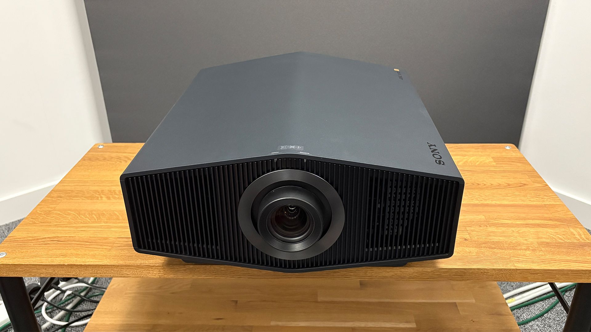 Laser home cinema projector handling HDR content on a fixed screen in a controlled-light room